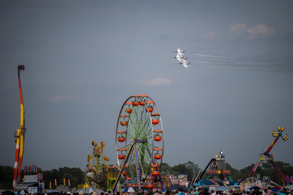 Thunderbirds rock Battle Creek Air Show