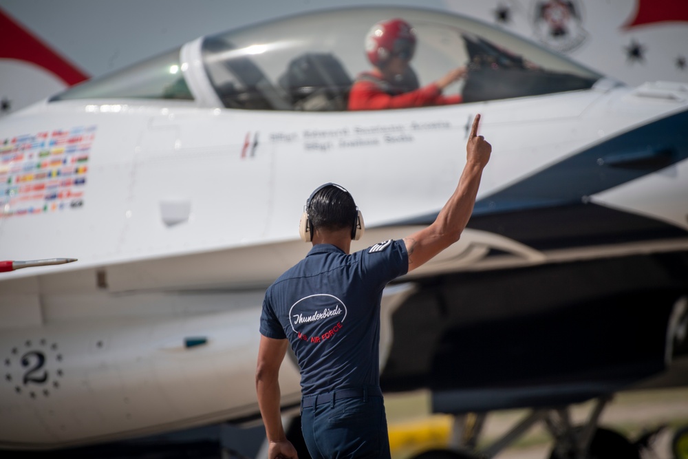 Thunderbirds rock Battle Creek Air Show