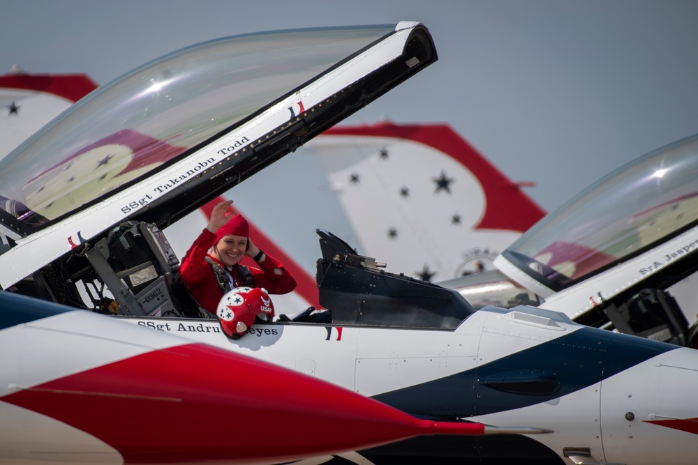 Thunderbirds rock Battle Creek Air Show