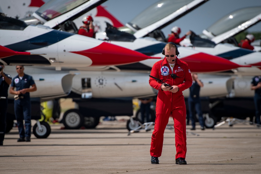 Thunderbirds rock Battle Creek Air Show