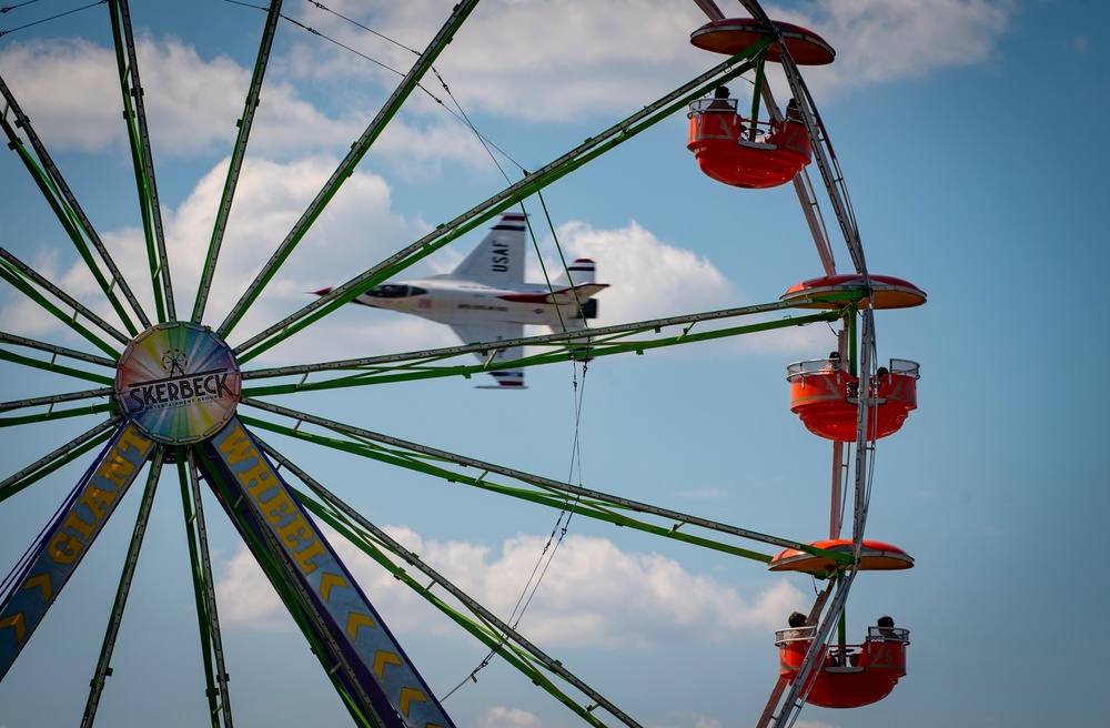 Thunderbirds rock Battle Creek Air Show