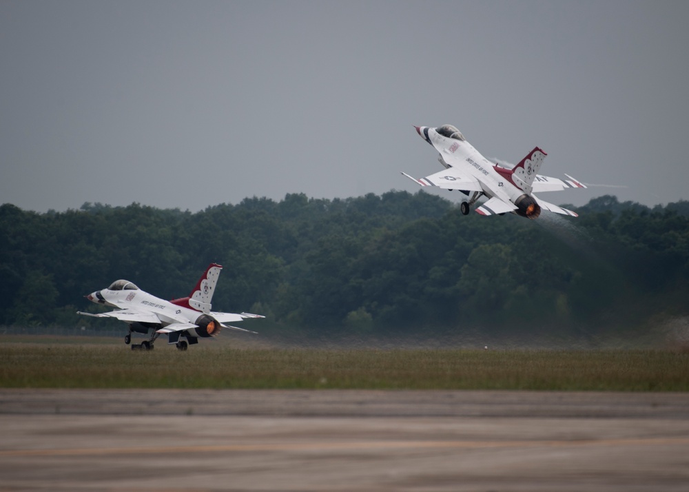 Thunderbirds rock Battle Creek Air Show