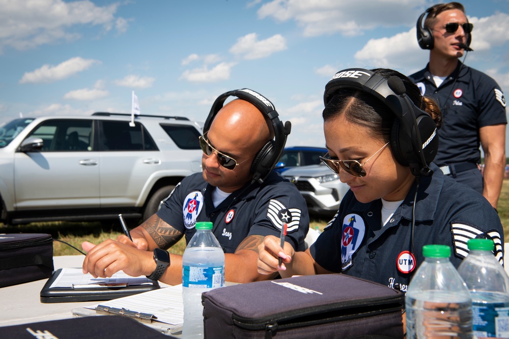 Thunderbirds rock Battle Creek Air Show