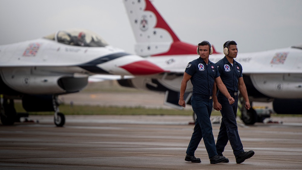 Thunderbirds rock Battle Creek Air Show