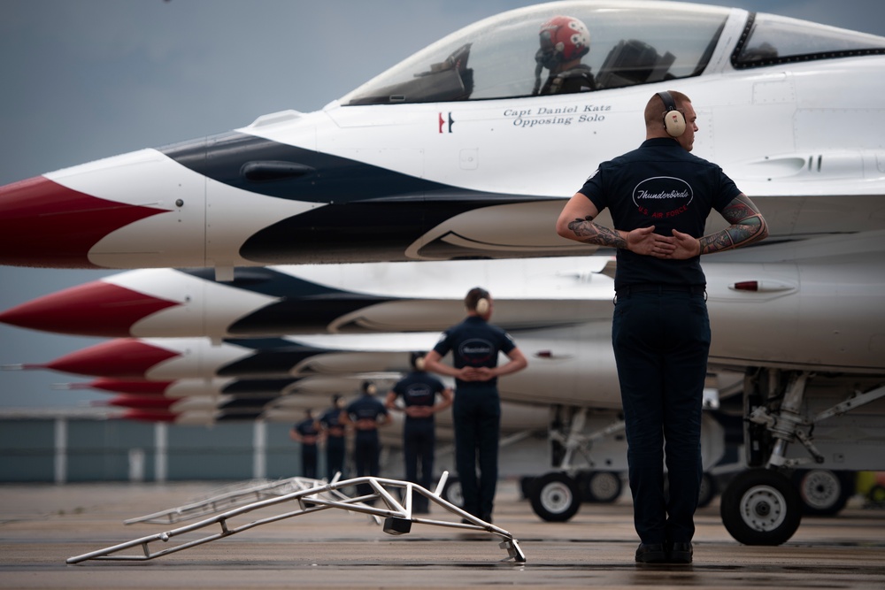 Thunderbirds rock Battle Creek Air Show