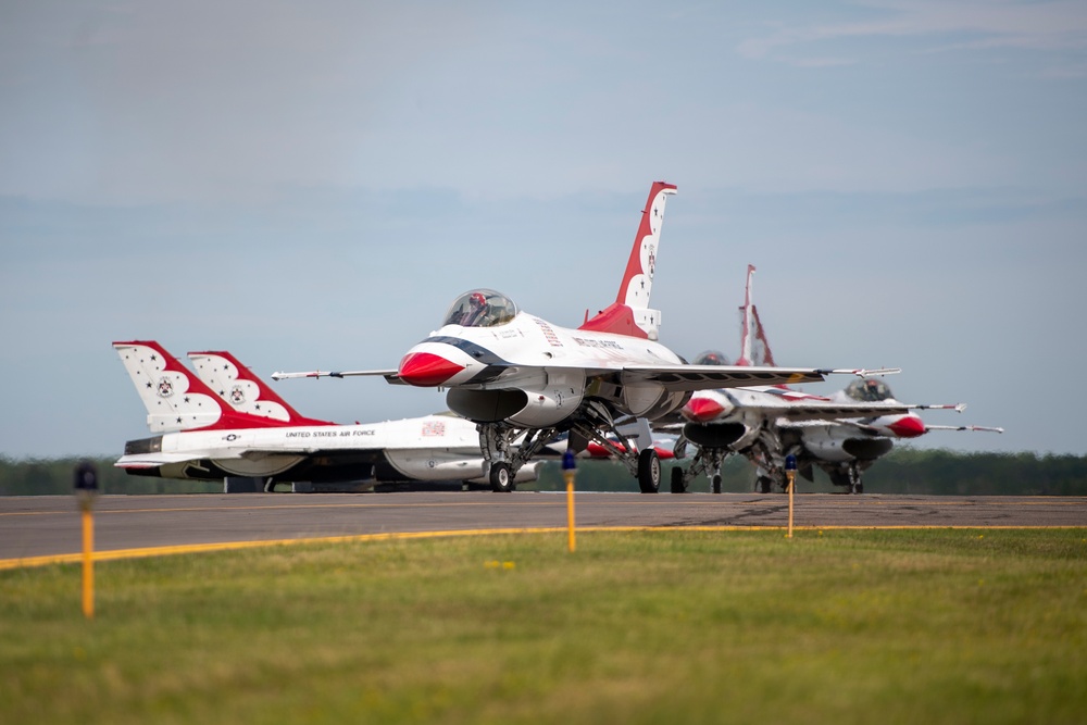 Thunderbirds perform over Minnesota