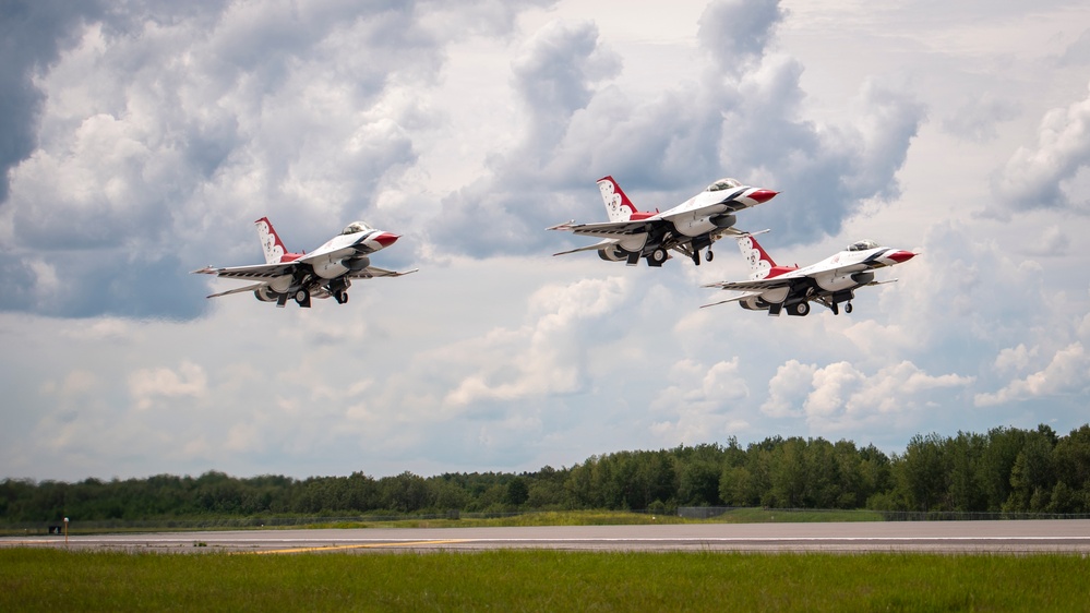 Thunderbirds perform over Minnesota