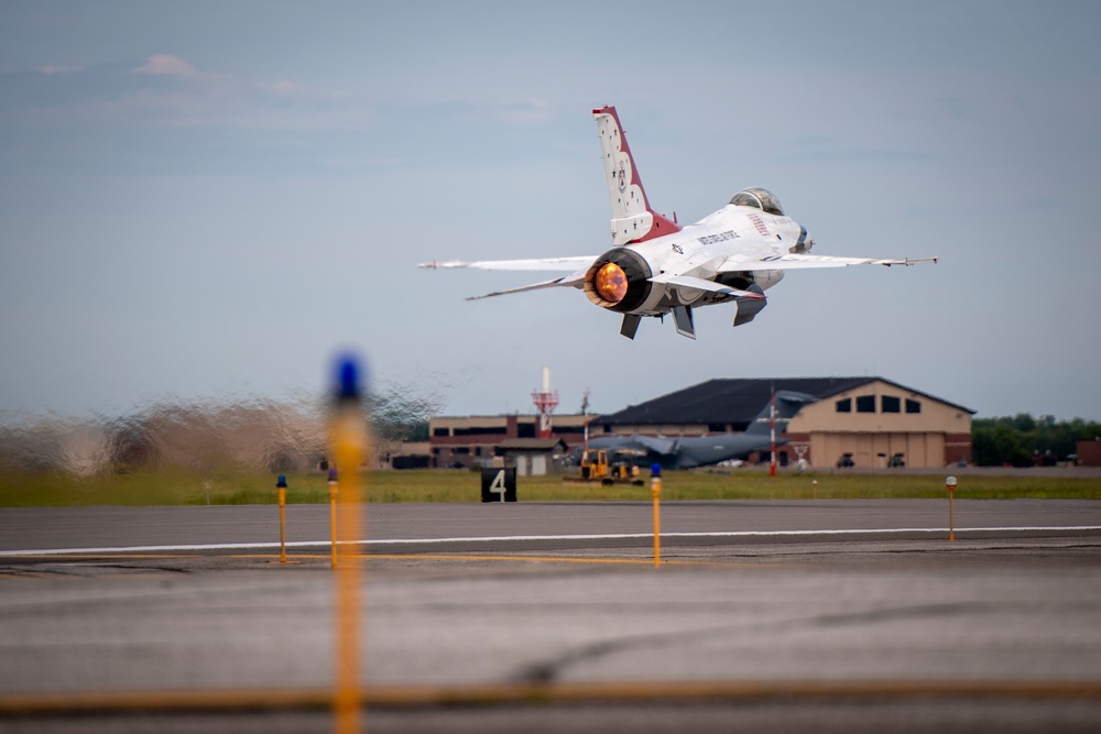 Thunderbirds perform over Minnesota