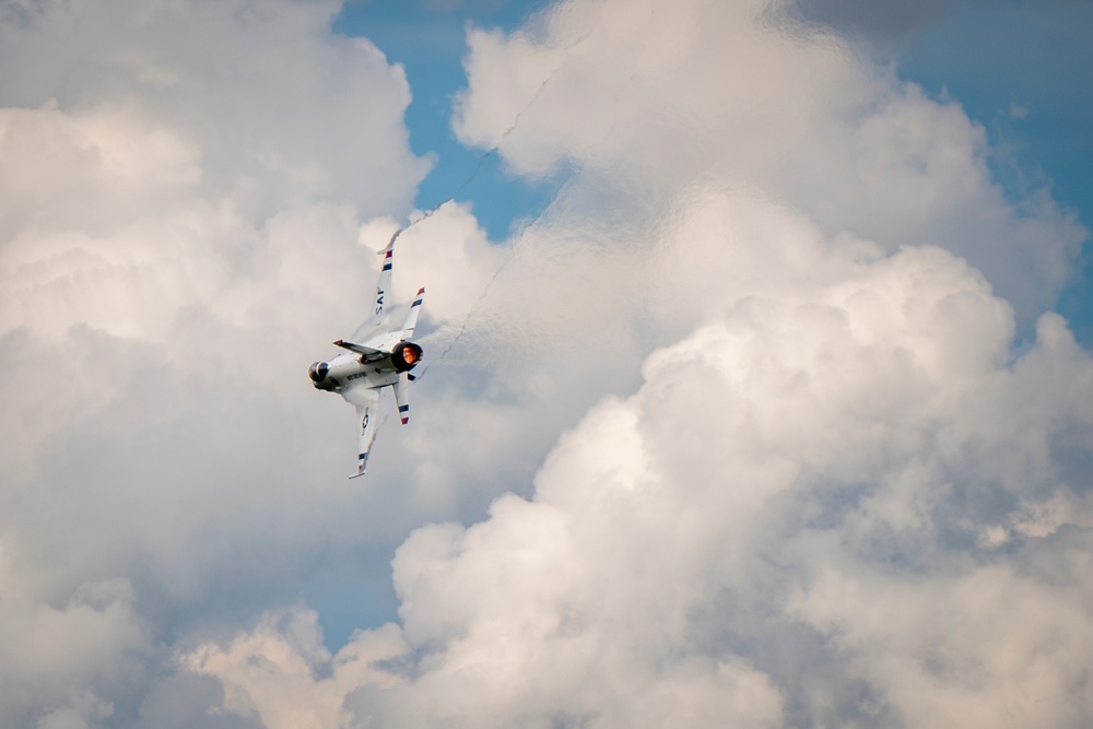 Thunderbirds perform over Minnesota