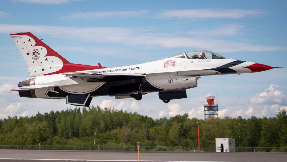 Thunderbirds perform over Minnesota