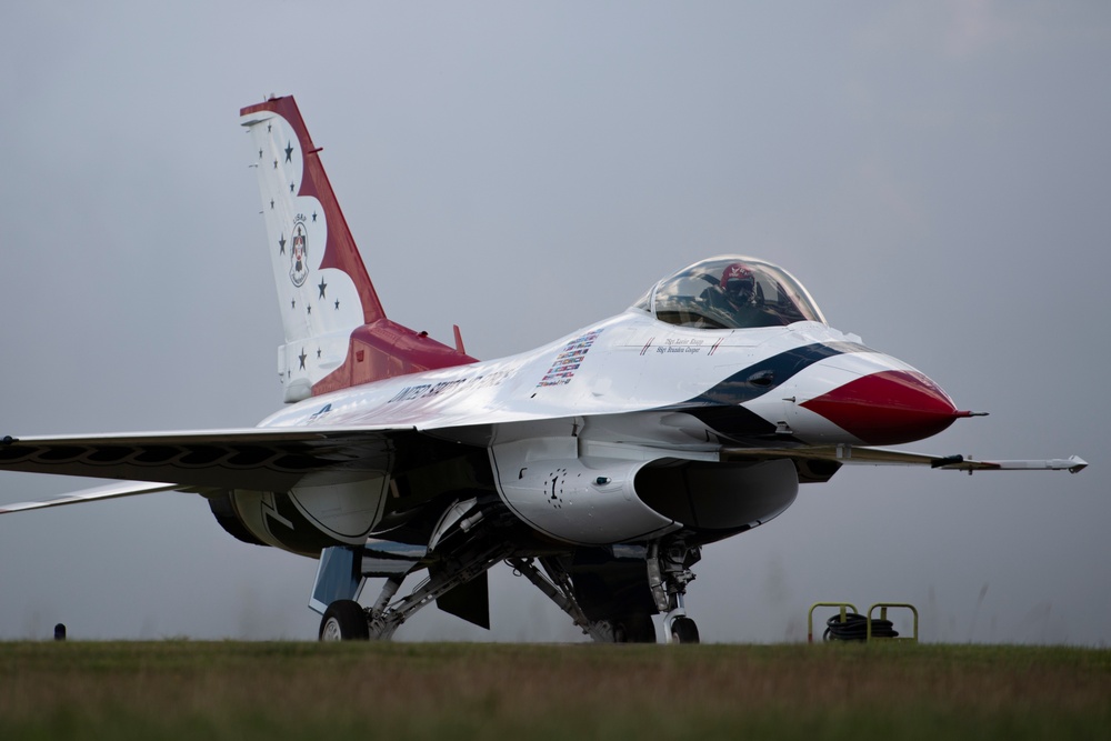 Thunderbirds perform over Minnesota