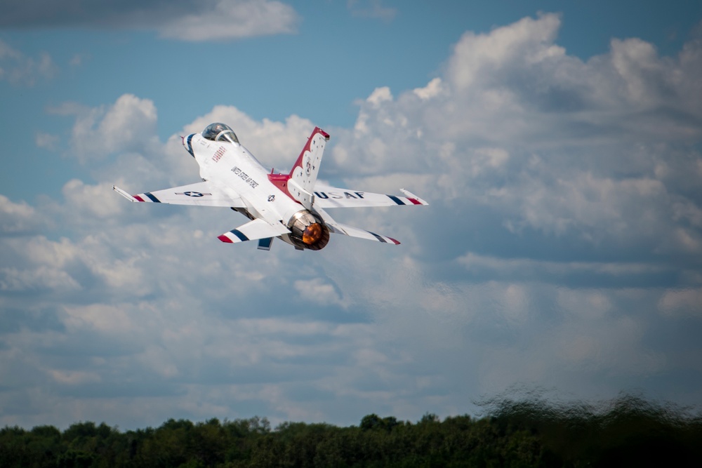 Thunderbirds perform over Minnesota