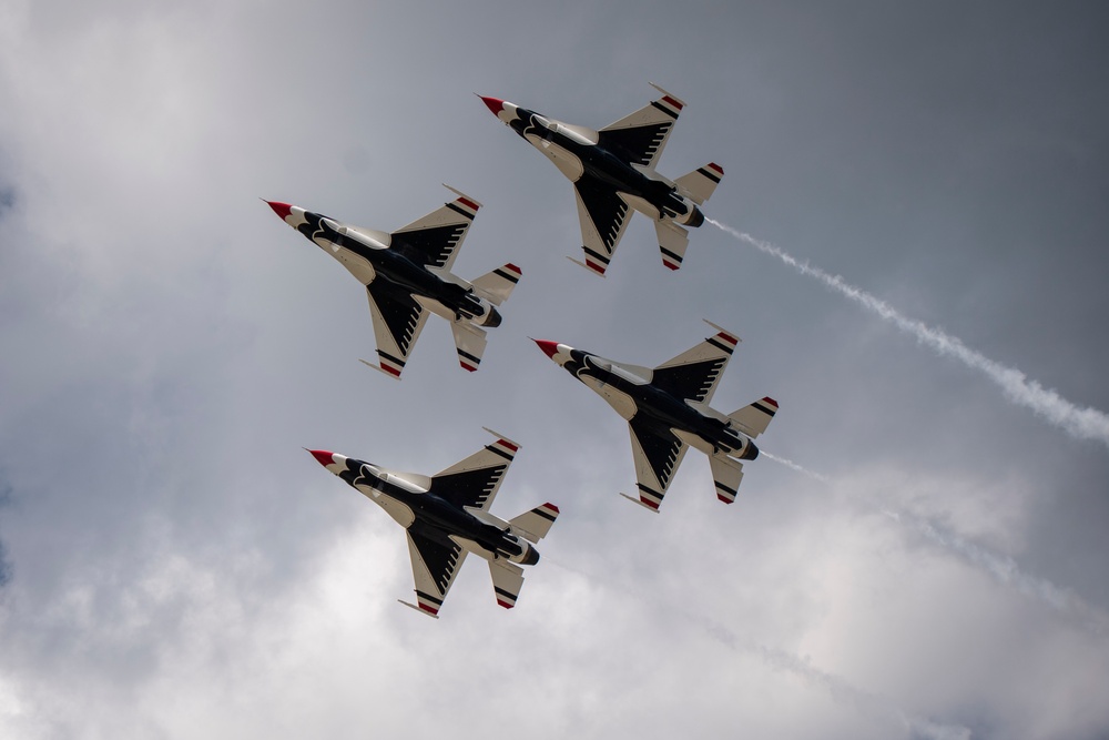 Thunderbirds perform over Minnesota