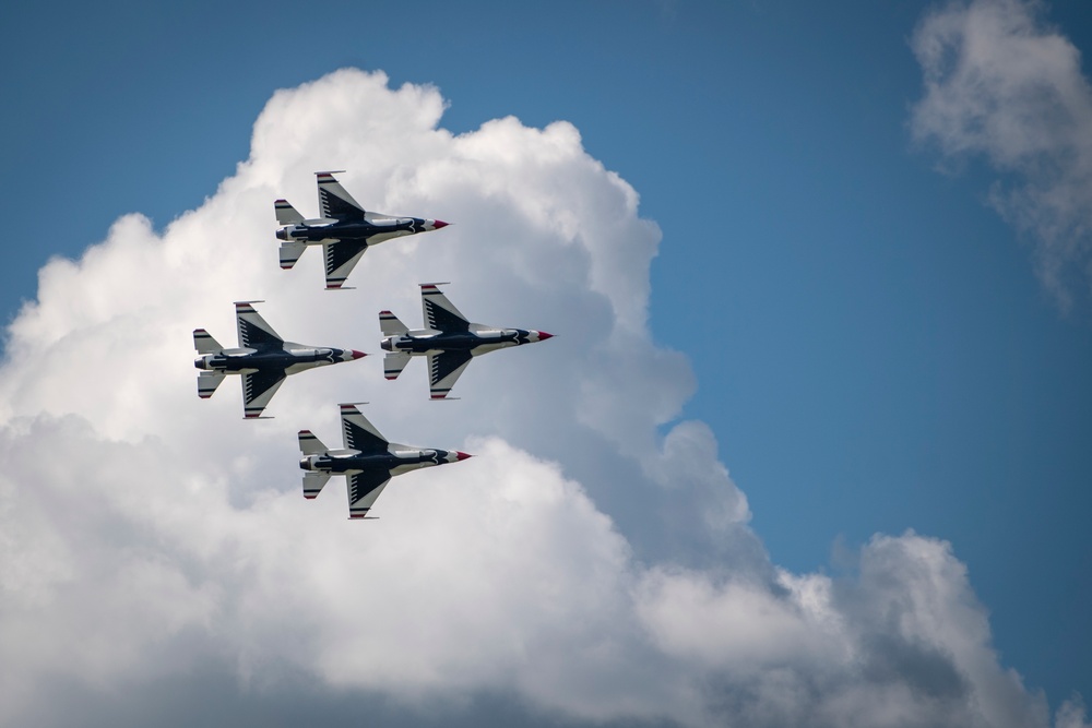 Thunderbirds perform over Minnesota