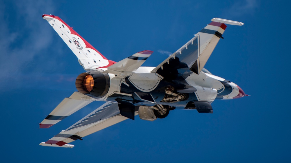 Thunderbirds perform over Minnesota