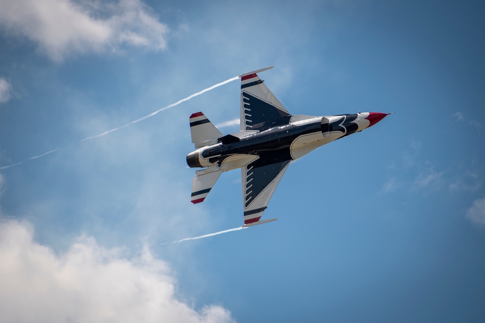 Thunderbirds perform over Minnesota