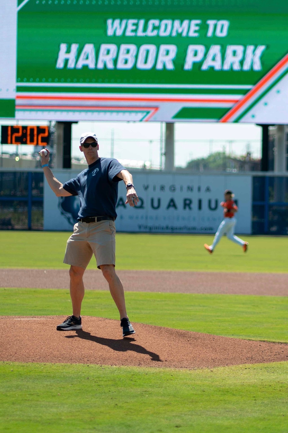 DVIDS - Images - Tampa Bay Rays Mascot and US Sailor [Image 4 of 4]