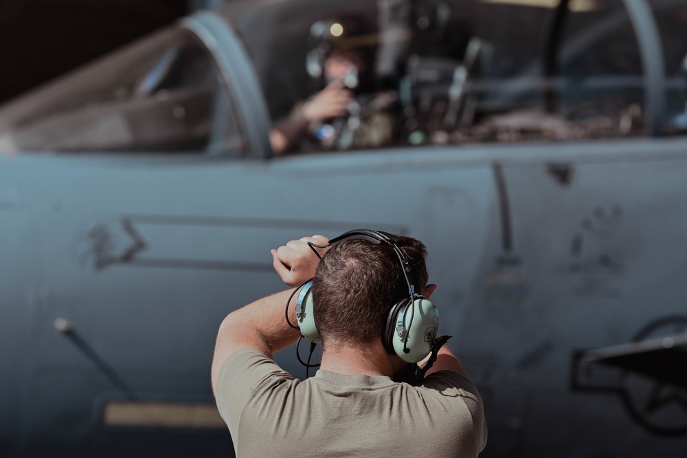 Crew Chief and F-15E Strike Eagle Pilot