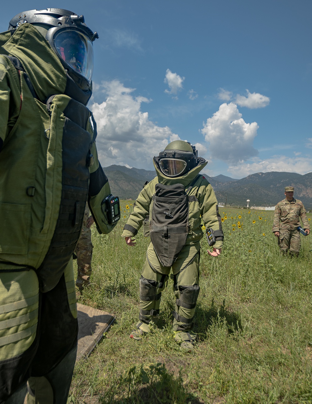 EOD technicians demonstrate lifesaving skills at U.S. Army recruiting event on Fort Carson