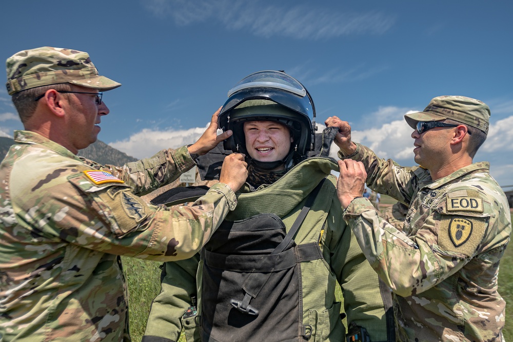 EOD technicians demonstrate lifesaving skills at U.S. Army recruiting event on Fort Carson