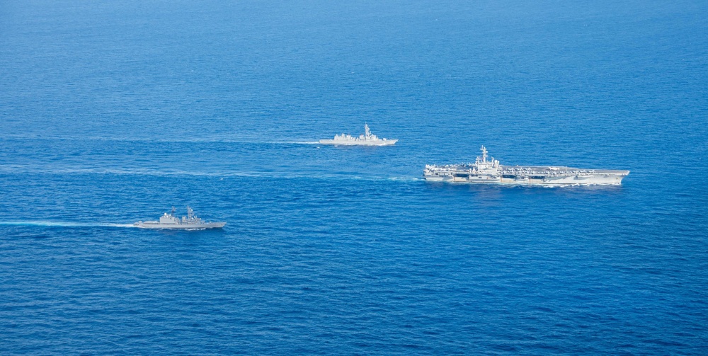 USS Ronald Reagan (CVN 76) conducts photo exercise with JMSDF