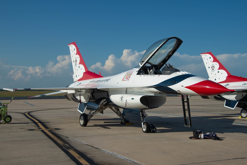 Thunderbirds Arrive at the 177th Fighter Wing