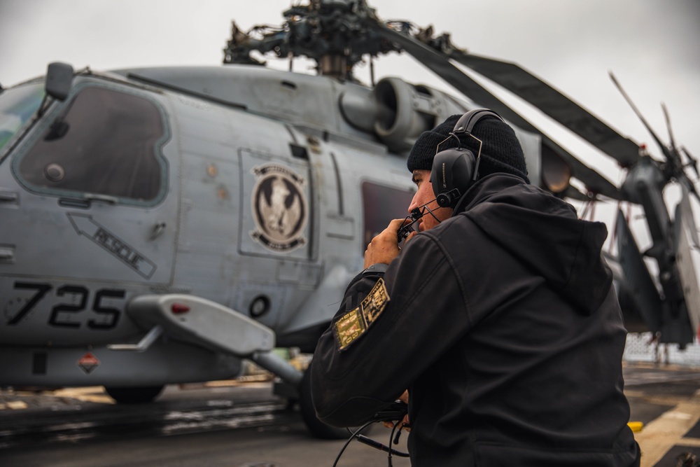 HSM 79, DET 2 Sailors Traverse MH-60R aboard DDG 117