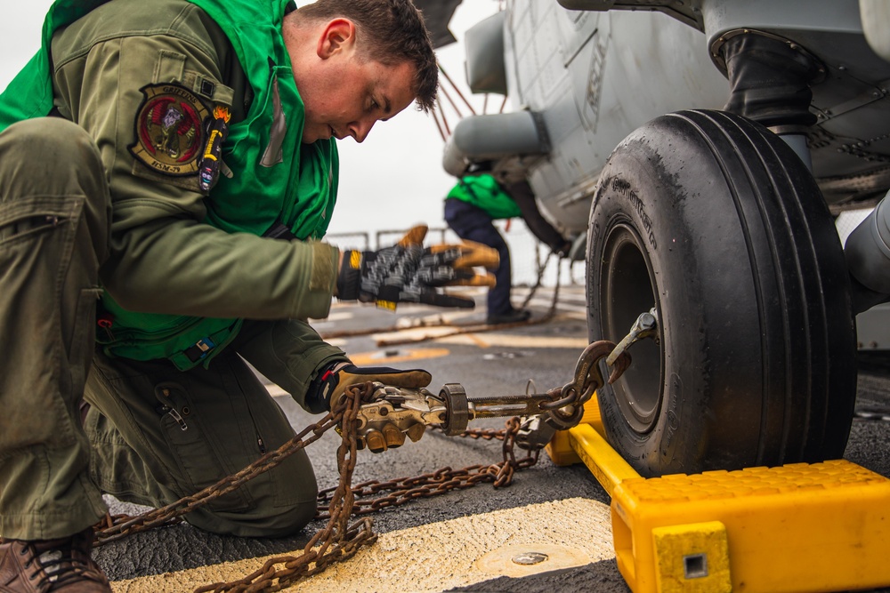 HSM 79, DET 2 Sailors Traverse MH-60R aboard DDG 117