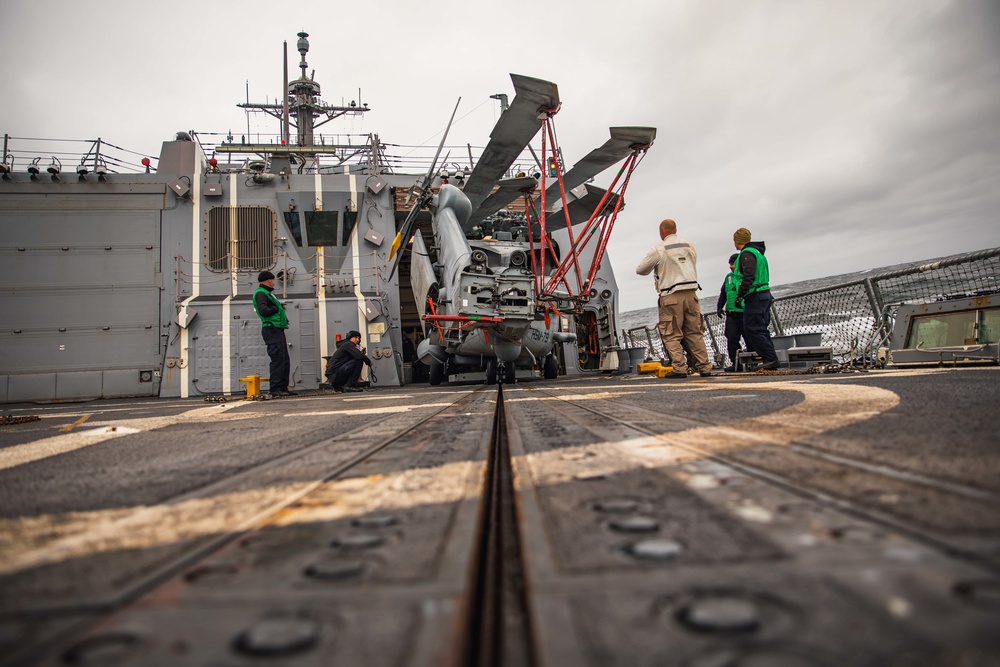 HSM 79, DET 2 Sailors Traverse MH-60R aboard DDG 117