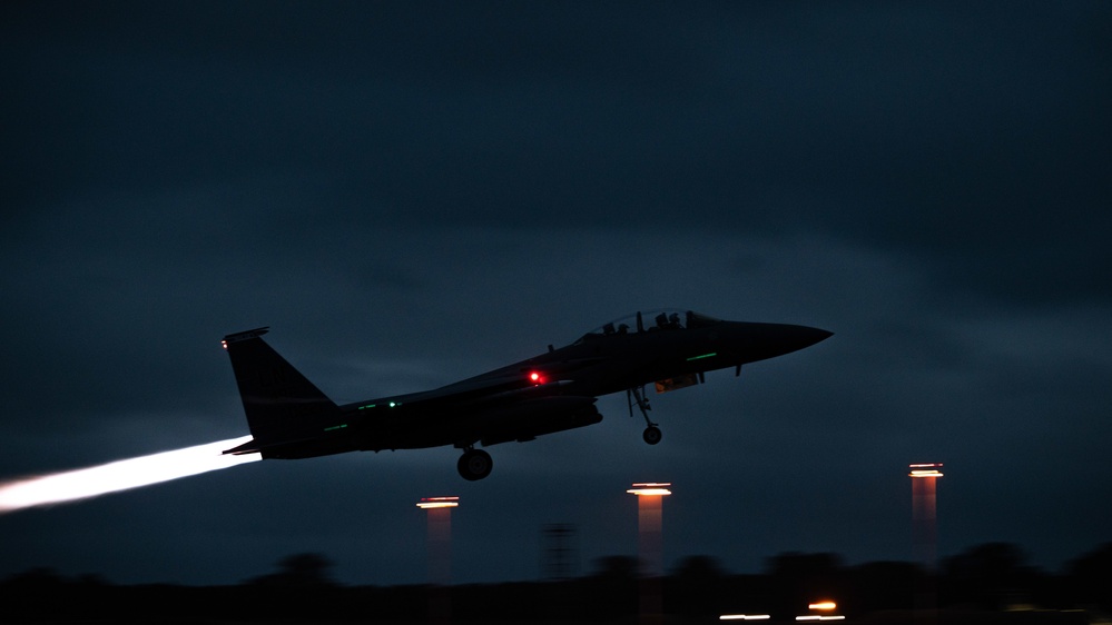 RAF Lakenheath conducts night flight operations