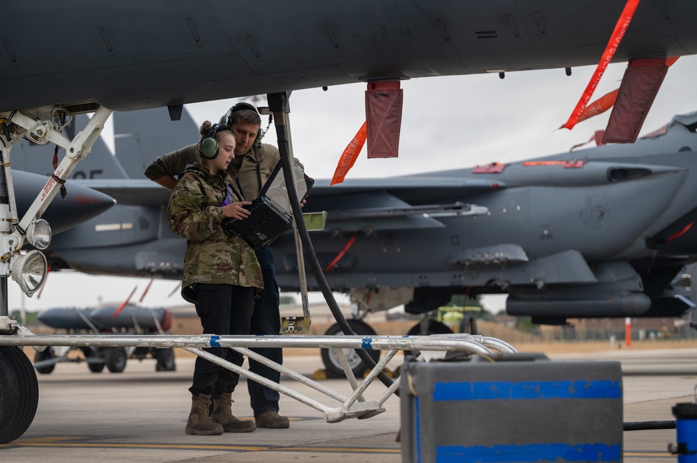 RAF Lakenheath conducts night flight operations