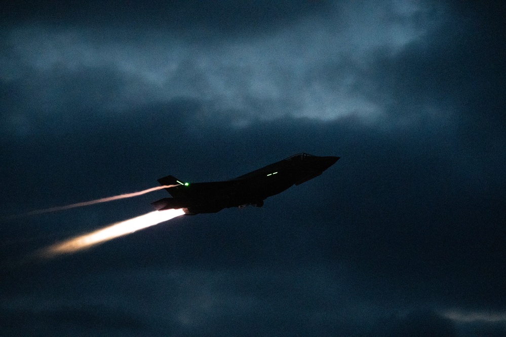 RAF Lakenheath conducts night flight operations