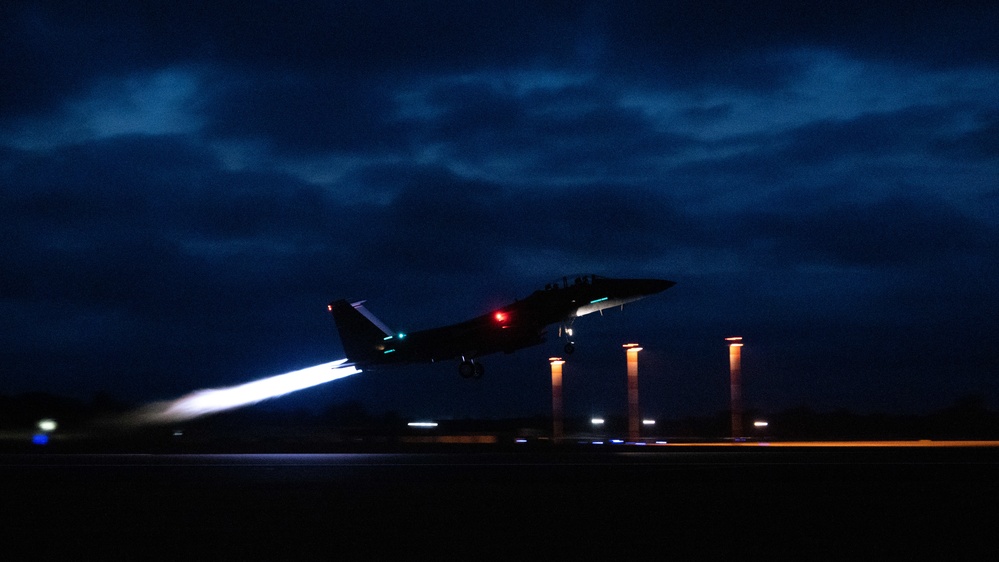 RAF Lakenheath conducts night flight operations