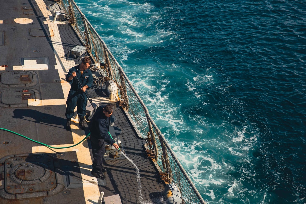 USS Paul Ignatius (DDG 117) Sailors Conduct Fresh Water Wash Down