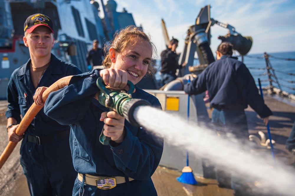USS Paul Ignatius (DDG 117) Sailors Conduct Fresh Water Wash Down