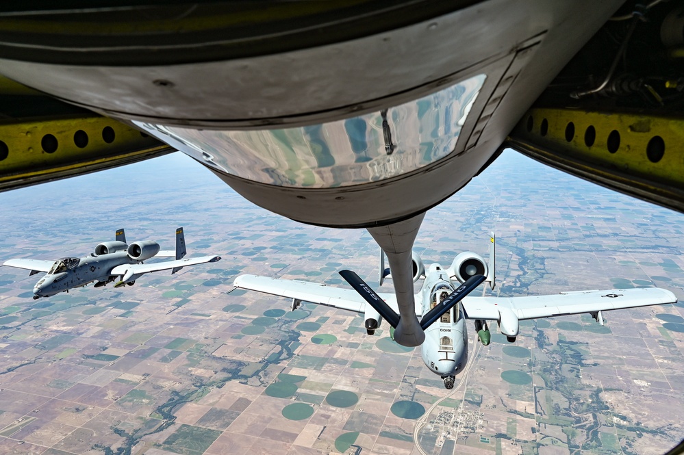 155th ARW refuels A-10 Demo Team