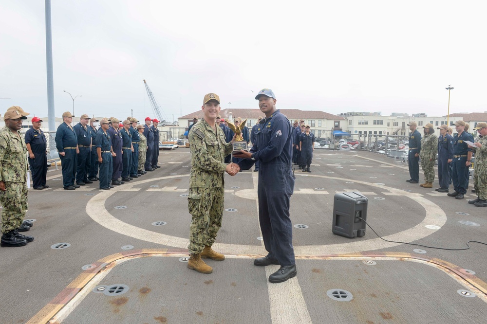 COMLCSRON ONE Commodore Presents Leadership Award to USS Fort Worth (LCS 3) Sailor