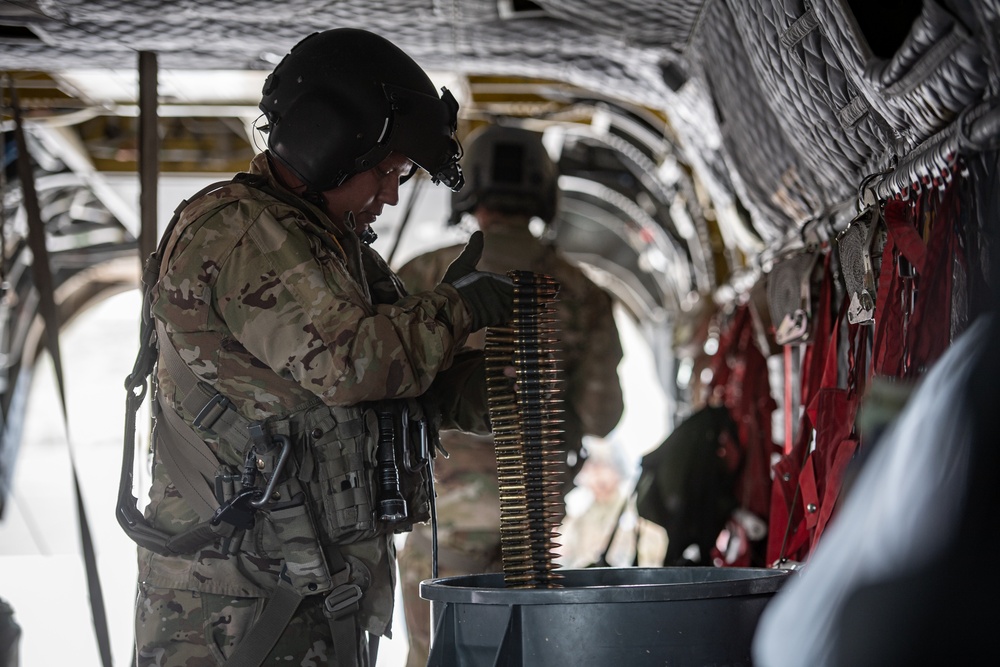 Nevada Guard CH-47 crew preps for aerial gunnery