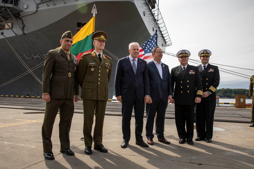 USS Kearsarge Hosts Press Conference
