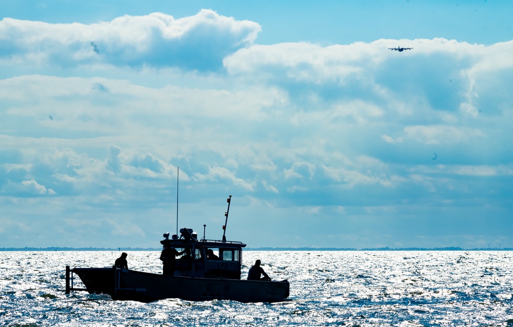 352d SOW conduct open ocean rescue training