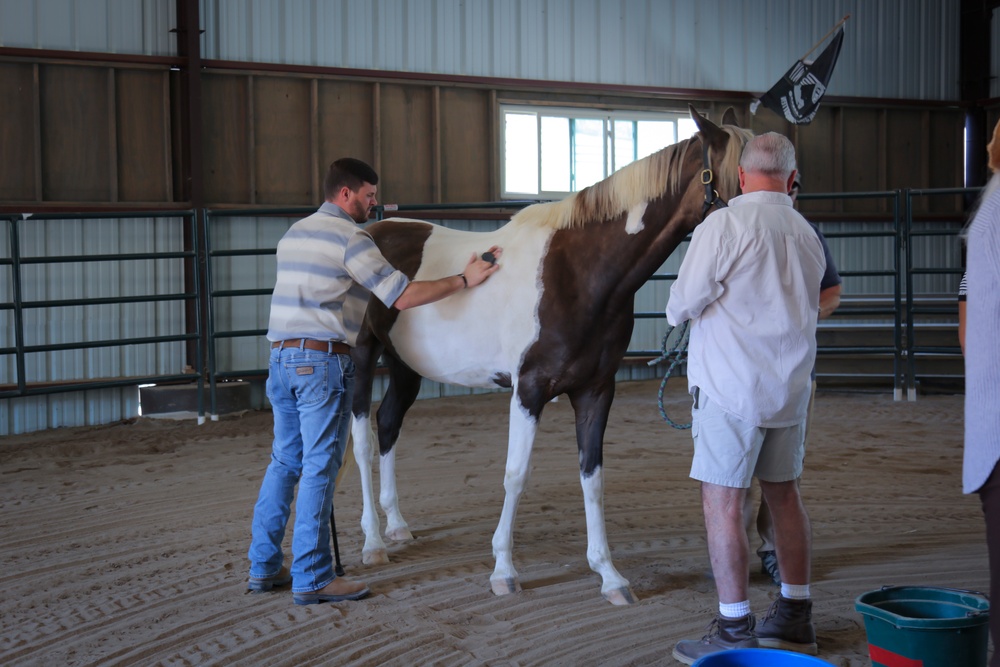 Fort Campbell SRU Soldiers participate in Equine Therapy