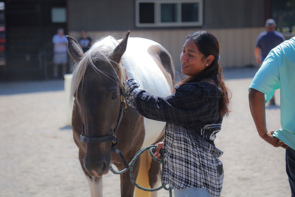 Fort Campbell SRU Soldiers participate in Equine Therapy