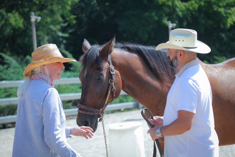 Fort Campbell SRU Soldiers participate in Equine Therapy