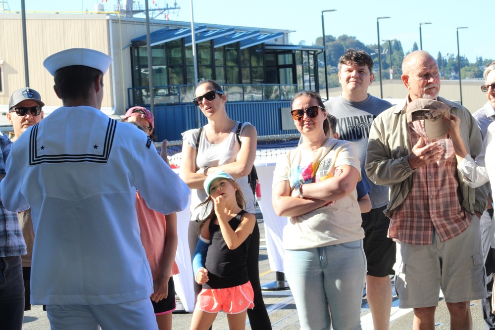 USS Lake Champlain Participates in Seattle Seafair 2022