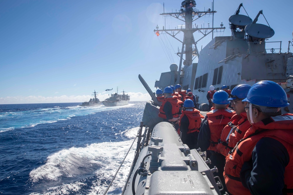 USS Farragut (DDG 99) Conducts Replenishment-at-Sea