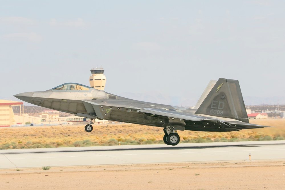 F-22 Raptor runway operations