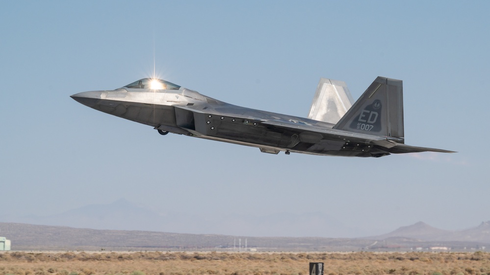 F-22 Raptor runway operations