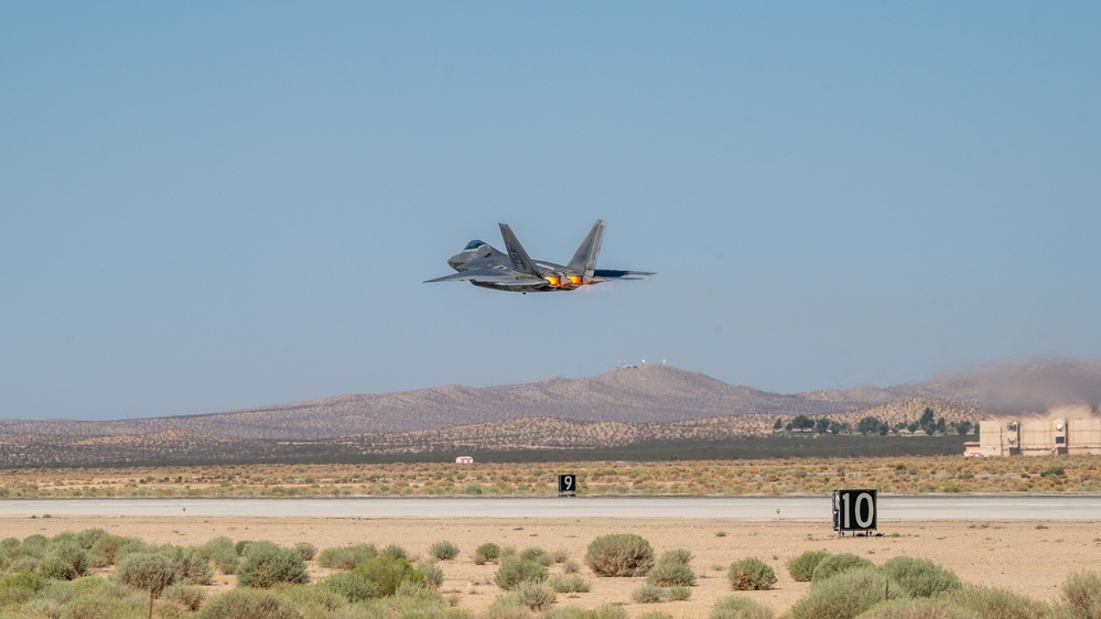 F-22 Raptor runway operations