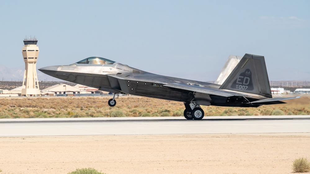 F-22 Raptor runway operations