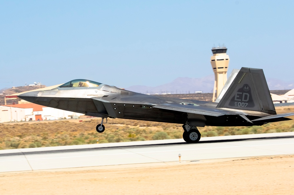 F-22 Raptor runway operations